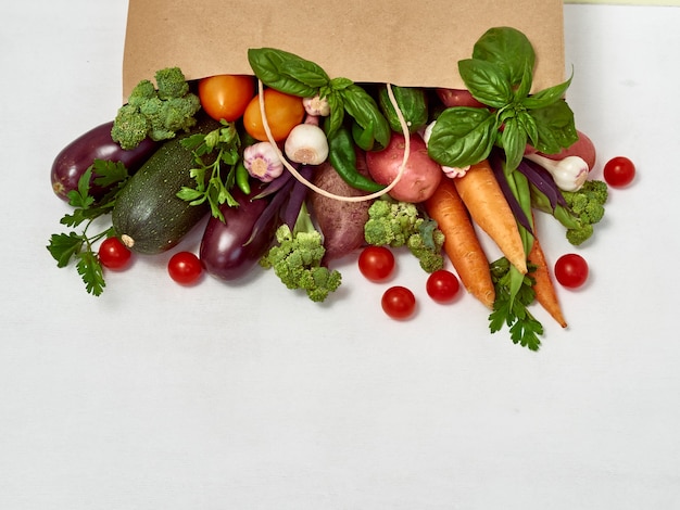 Marco de varios vegetales aislados en la pared blanca. Marco de alimentos orgánicos con espacio para texto.