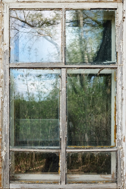 Foto marco de ventana de madera blanca vieja durante el día