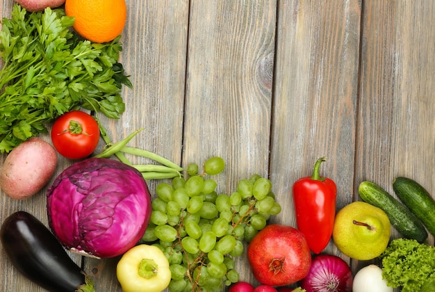 Marco de verano con frutas y verduras orgánicas frescas sobre fondo de madera