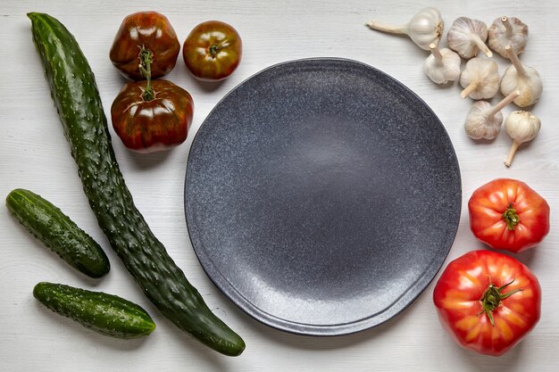 Un marco de verduras de cosecha propia en una mesa de madera