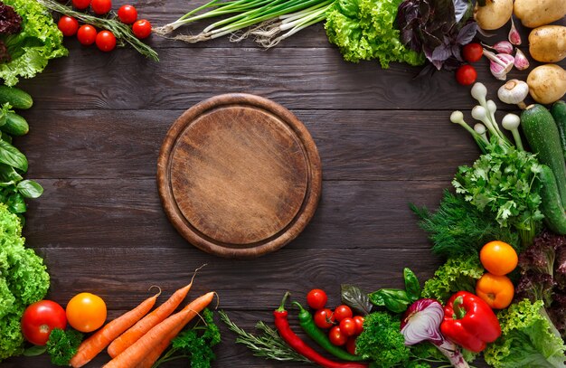 Marco de verduras frescas en mesa de madera