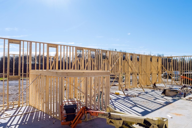 Marco de vigas de madera casa construida con palo casa en construcción nueva construcción con armadura de madera