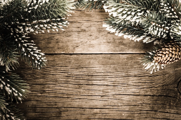 Marco vintage de rama de árbol de Navidad en madera vieja