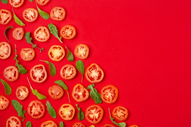 Foto marco de vista superior con tomates en rodajas