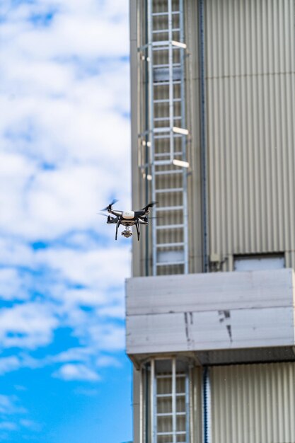 Marcos altos de metal en el sitio de construcción. La estructura de acero está en construcción. Enfoque selectivo. Dron sobrevuela las construcciones.