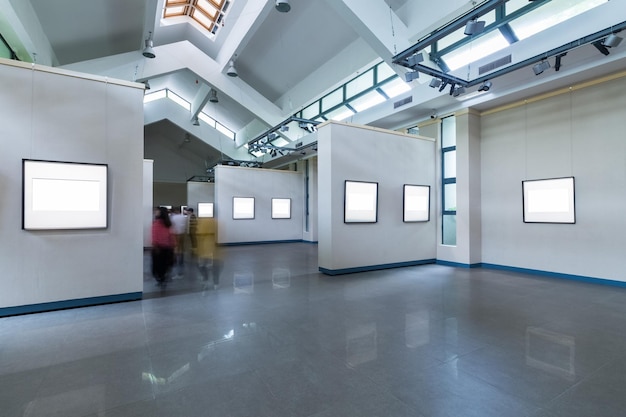 Marcos en blanco en la sala de exposiciones para pintar o fotografiar en la ruta de recorte de la pared incluida