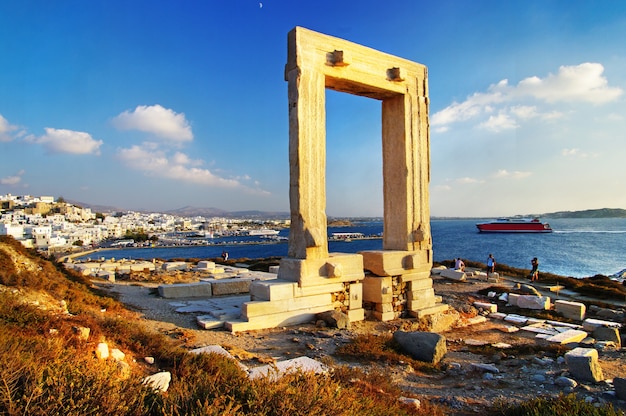 Marcos da Grécia - ruínas dos portões de Potara antigos do templo de Apolo na ilha de Naxos, Cíclades