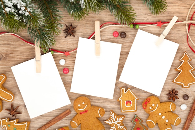 Marcos de fotos navideños en blanco con abeto y galletas de jengibre
