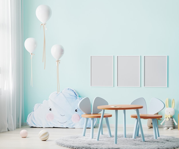 Marcos en el interior de la habitación de los niños en tonos azul claro con mesa y sillas para niños