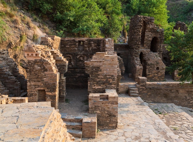 Mardan Takht-i-Bahi Trono del manantial de agua Vista del monasterio budista al atardecer. Pakistán