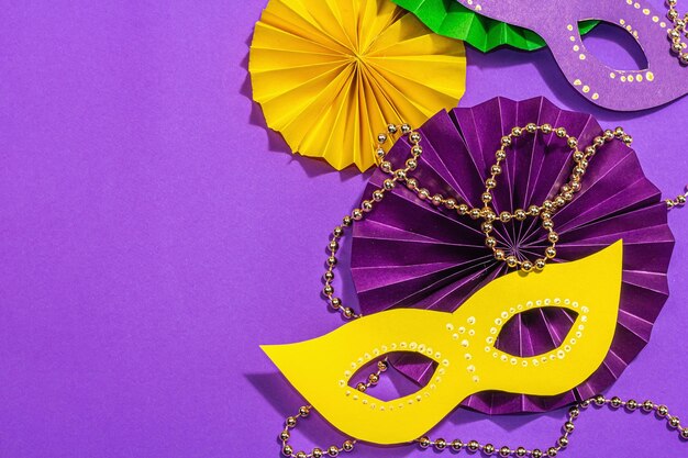 Mardi Gras festivo disfarce fundo roxo Máscaras de carnaval de terça-feira gorda contas decoração tradicional