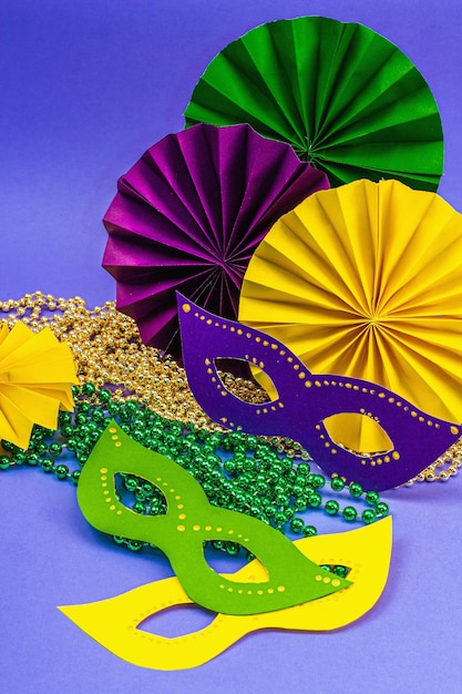 Mardi Gras festivo disfarce fundo violeta Máscaras de carnaval de terça-feira gorda contas decoração tradicional