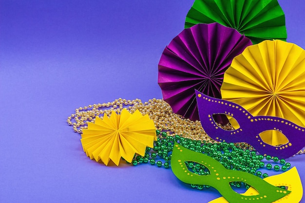 Foto mardi gras festivo disfarce fundo violeta máscaras de carnaval de terça-feira gorda contas decoração tradicional