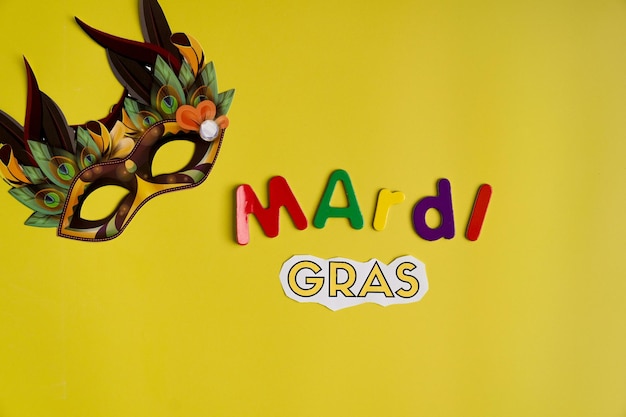 Mardi Gras Texto e máscara em fundo amarelo Foto de estoque