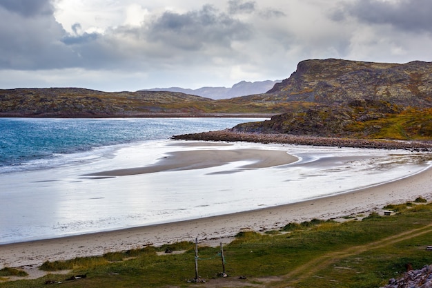 Marea baja cerca del pueblo de Teriberka en la costa del Mar de Barents. Península de Kola, Rusia.