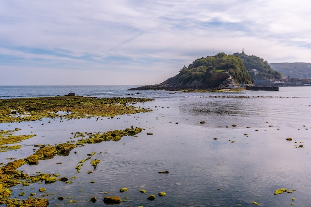 Marea baja en la playa de Ondarreta en San Sebastián y la isla al fondo