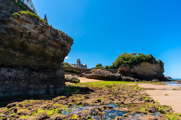 Marea baja en la playa bajo la roca Basta de la playa de Biarritz Lapurdi Francia