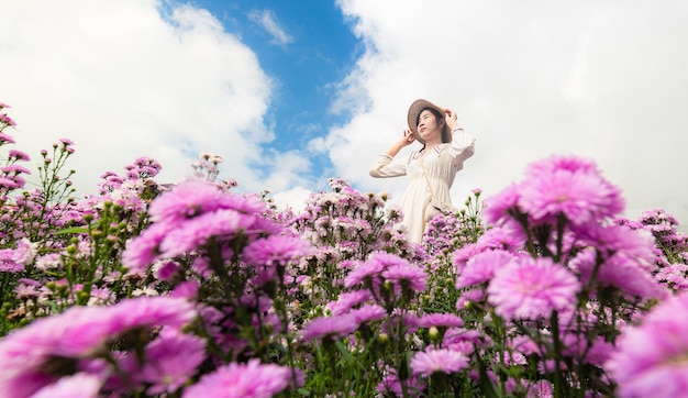Margaret Flower Field und WomanPortrait von Teenager-Mädchen in einem Garten mit Blumen Junge glückliche Asiatin
