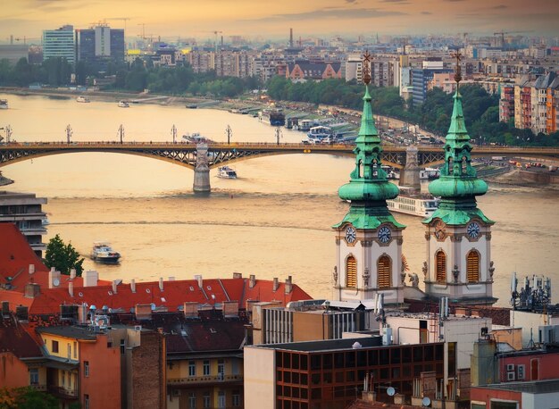 Margaretenbrücke und St. Anna Kirche in Budapest bei Sonnenuntergang, Ungarn