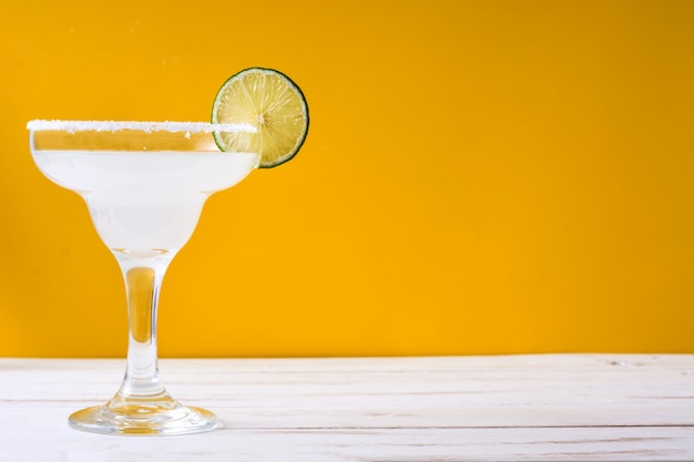 Margarita Cocktail auf gelber Wand