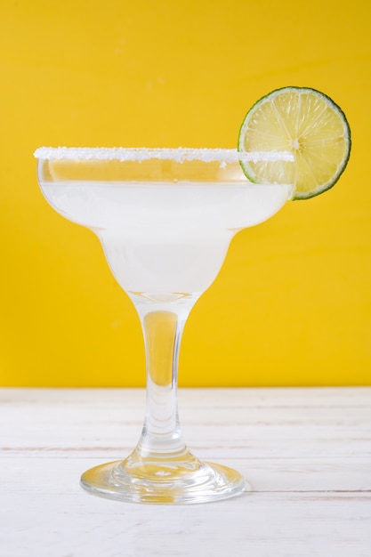 Margarita cocktail en pared amarilla