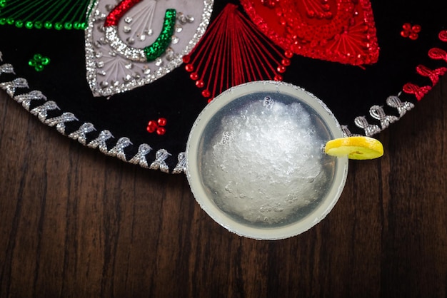 Margarita-Cocktail und Mariachi-Hut im Hintergrund mexikanische Symbole