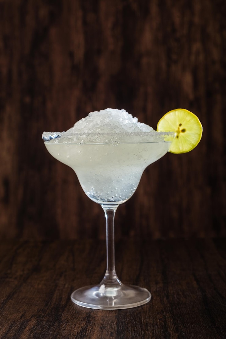 Foto margarita cóctel clásico mexicano cóctel aislado sobre fondo oscuro margarita frappe