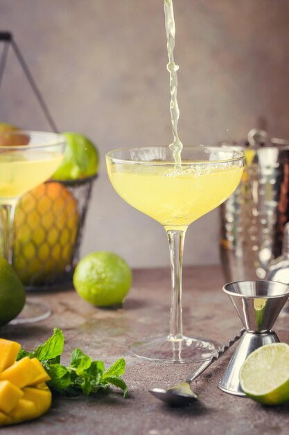 Margarita Mango alkoholischer Cocktail in einem Glas auf Steinhintergrund.