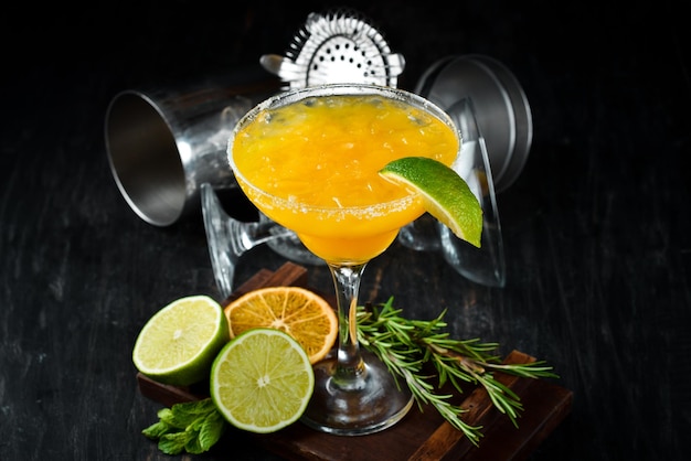 Margarita Mango Cóctel alcohólico Sobre un fondo de madera Vista superior Espacio de copia libre