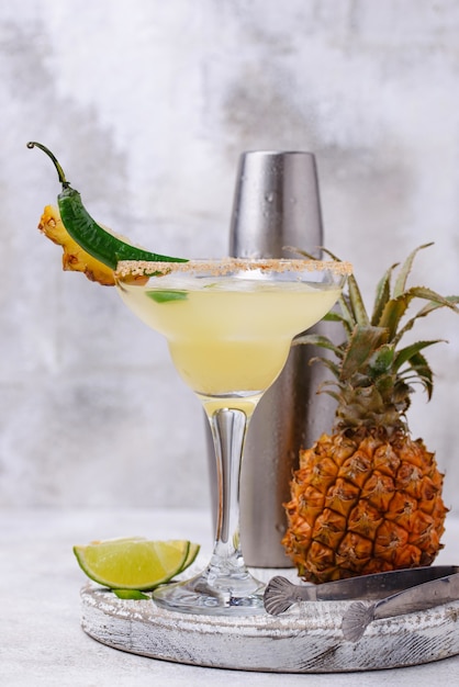 Margarita con piña y jalapeño