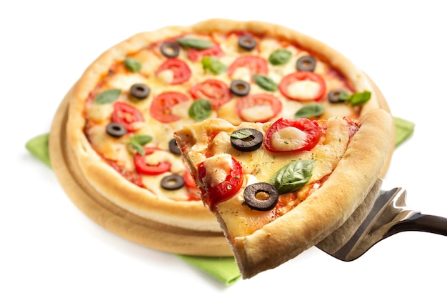 Margarita Pizza isoliert auf weiß