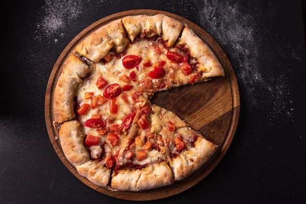Margarita-Pizza mit Tomaten und Käse auf dunklem Hintergrund Blick von oben Italienische Pizza ohne