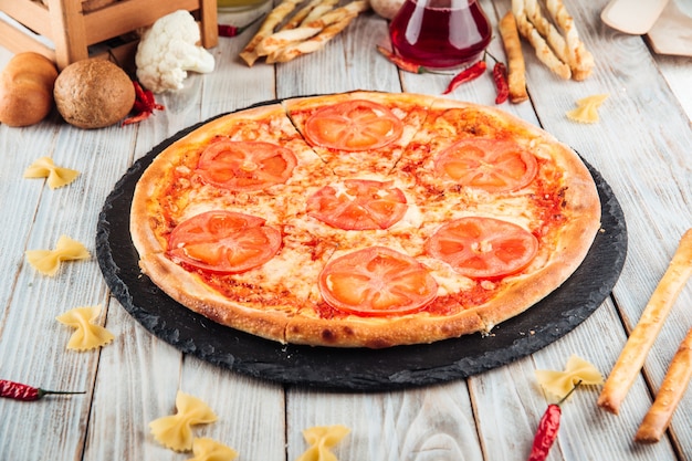 Margarita Tomatenpizza auf dem weißen Holztisch