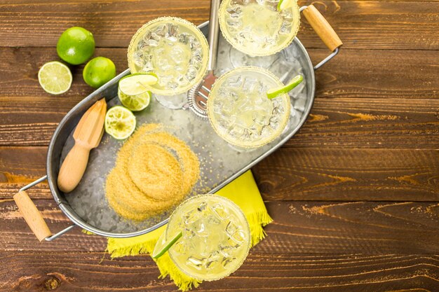 Margaritas clásicas de lima con hielo.