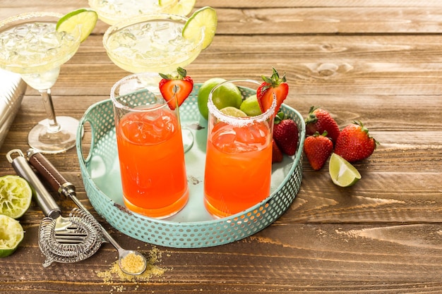 Margaritas clássicas de limão e morango com gelo.