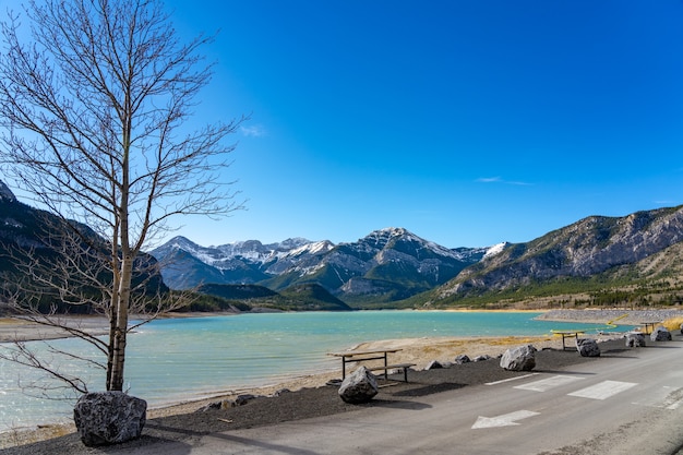 Margem do lago Barrier Lake Dam no outono