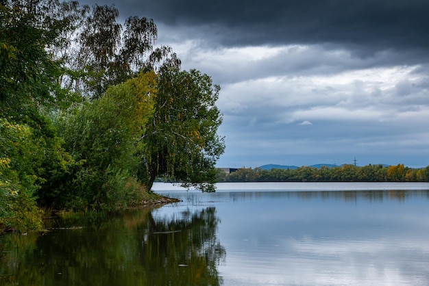 Margem do lago em um dia nublado de outono