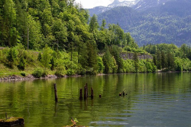 margem do lago entre os picos das montanhas