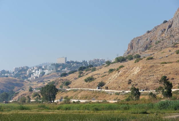 Margem do lago Kinneret pela manhã