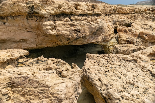 Margens do mar mediterrâneo é a entrada para a caverna misteriosa.