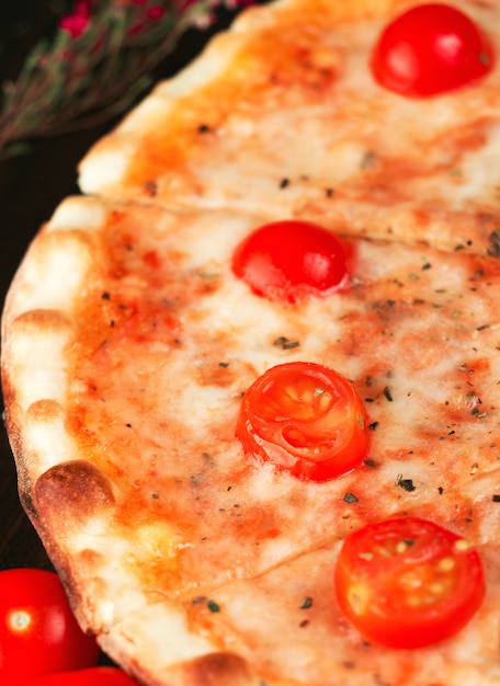 Margherita de pizza italiana com tomate cereja