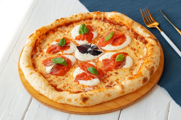 Margherita de pizza quente em mesa de madeira branca