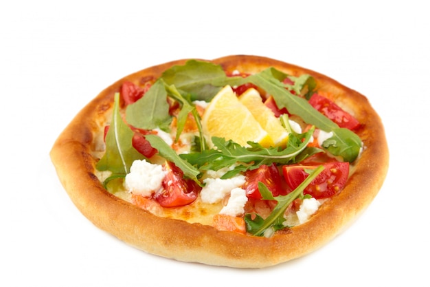 Margherita italienische Pizza mit Käse und Tomate lokalisiert auf Weiß