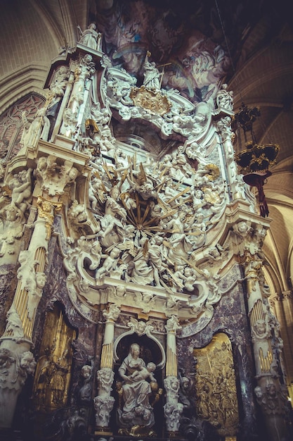 maría, altar mayor de la catedral de toledo, esculturas de estilo gótico churregesco