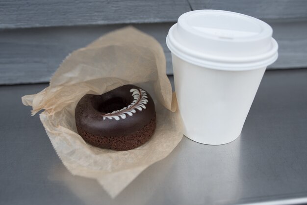 maridaje de rosquilla de chocolate muy delicioso con buen aroma café caliente