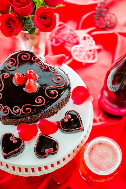 Maridajes de chocolate, cerveza y vino. Pastel sin harina de frambuesa con cerveza de frambuesa Funkwers para el día de San Valentín.