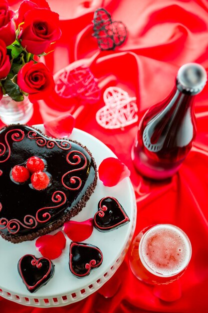 Maridajes de chocolate, cerveza y vino. Pastel sin harina de frambuesa con cerveza de frambuesa Funkwers para el día de San Valentín.