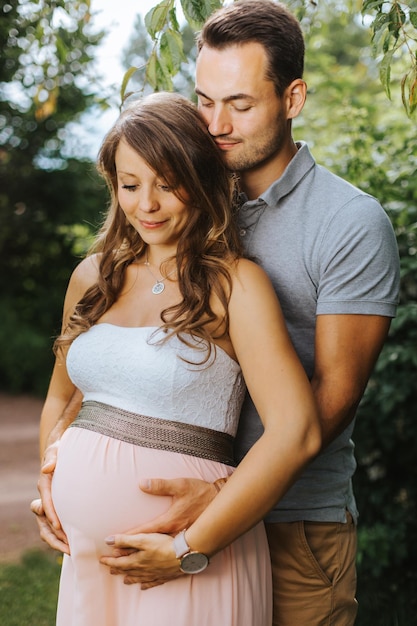 Foto marido abraçando esposa grávida ao ar livre