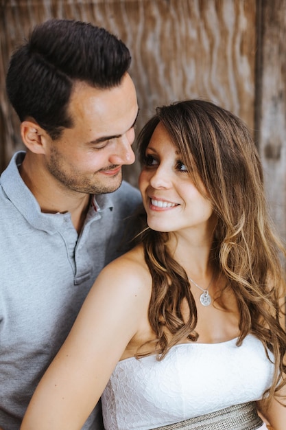 Marido abraçando esposa grávida ao ar livre