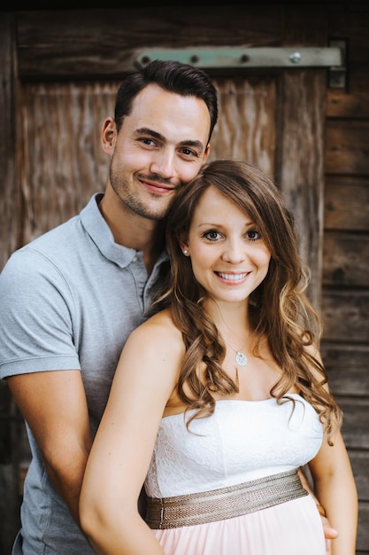 Foto marido abraçando esposa grávida ao ar livre